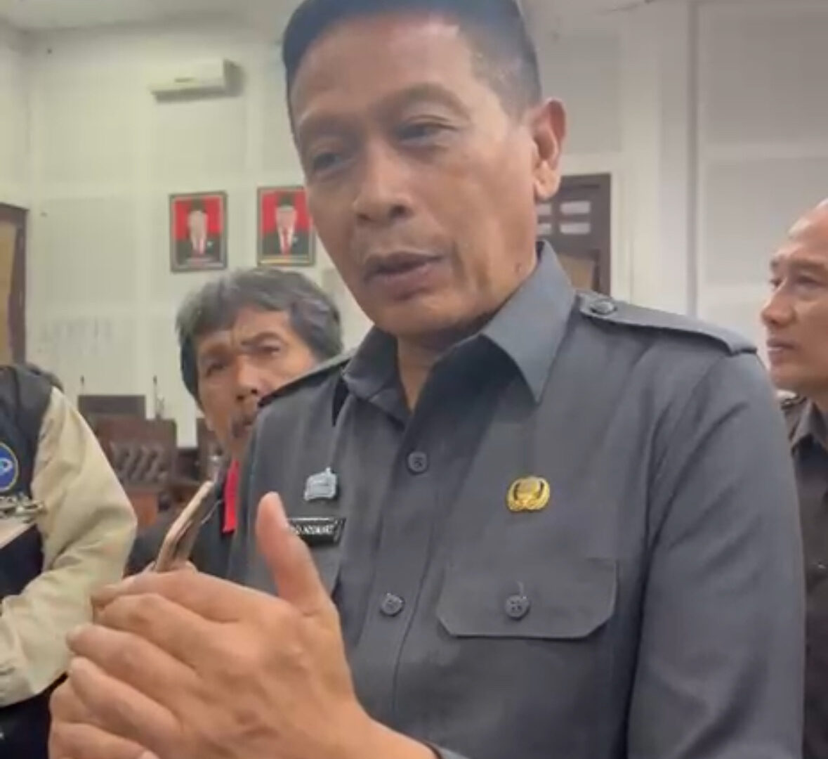 Wali Kota Malang, Wahyu Hidayat, Memberi Keterangan Pers Soal Status Kota Metropolitan Di Balai Kota Malang, Rabu (5/11/2025)