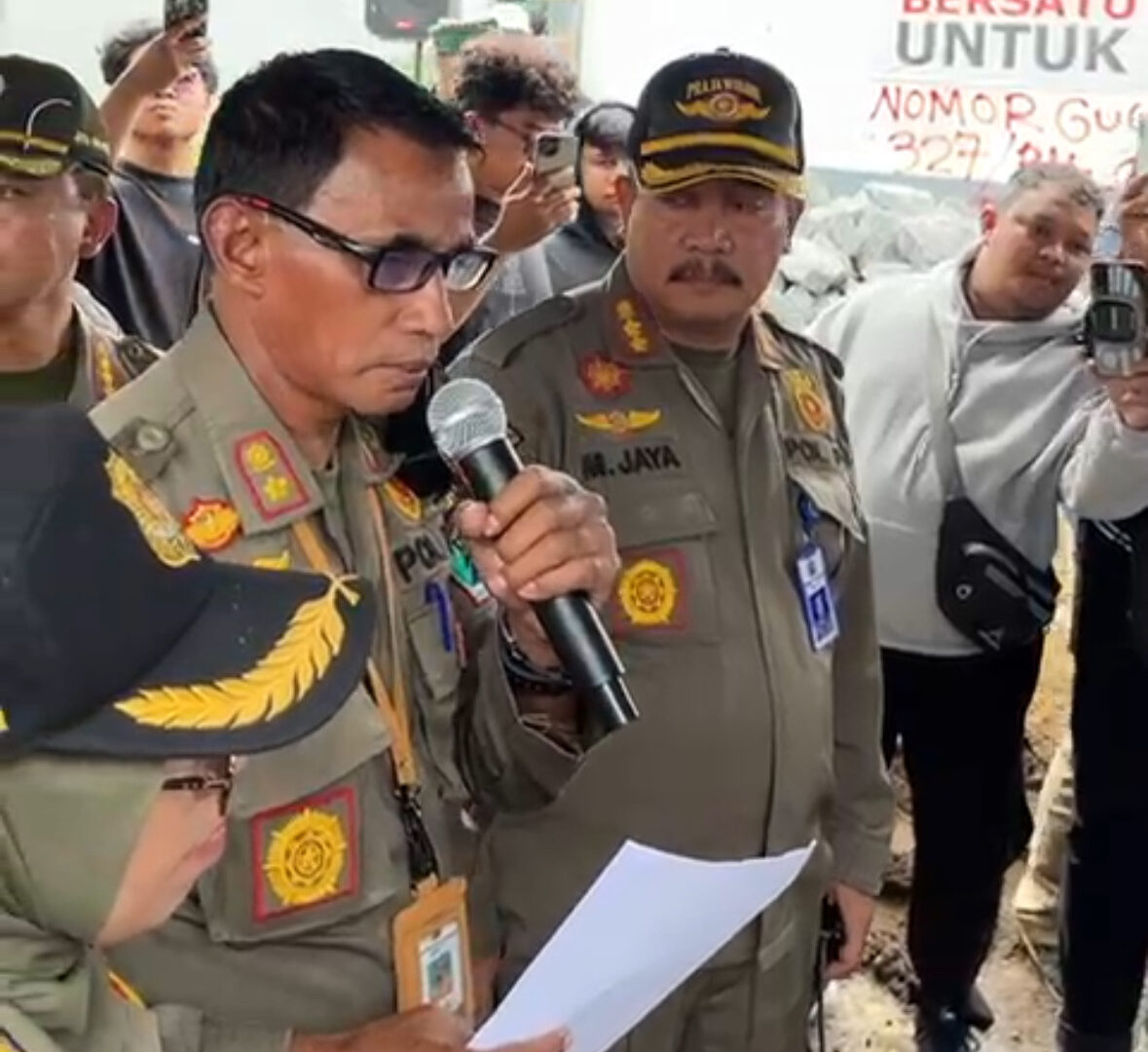 Petugas Satpol PP Membacakan Surat Tugas Di Depan Warga Griya Shanta Sebelum Pembongkaran Tembok Fasum Oleh Pemkot Malang