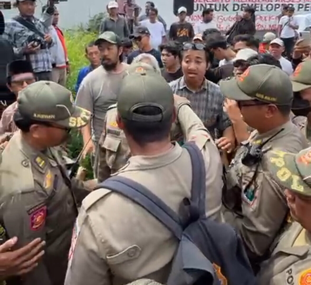 Warga Griya Shanta Memblokade Akses Dengan Memarkir Kendaraan Di Depan Tembok Fasum Yang Rencananya Dibongkar Oleh Pemkot Malang