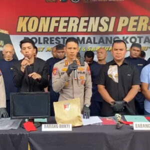 Wakapolresta Malang Kota AKBP Oskar Syamsudin Merilis Hasil Operasi Sikat Semeru 2025 Dengan 51 Tersangka Dan Barang Bukti Curanmor Serta Senjata Tajam.
