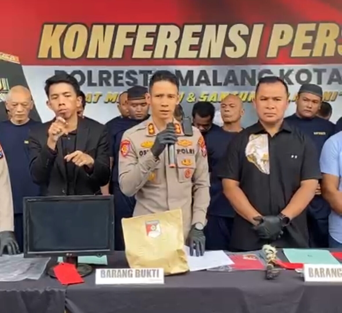 Wakapolresta Malang Kota AKBP Oskar Syamsudin Merilis Hasil Operasi Sikat Semeru 2025 Dengan 51 Tersangka Dan Barang Bukti Curanmor Serta Senjata Tajam.