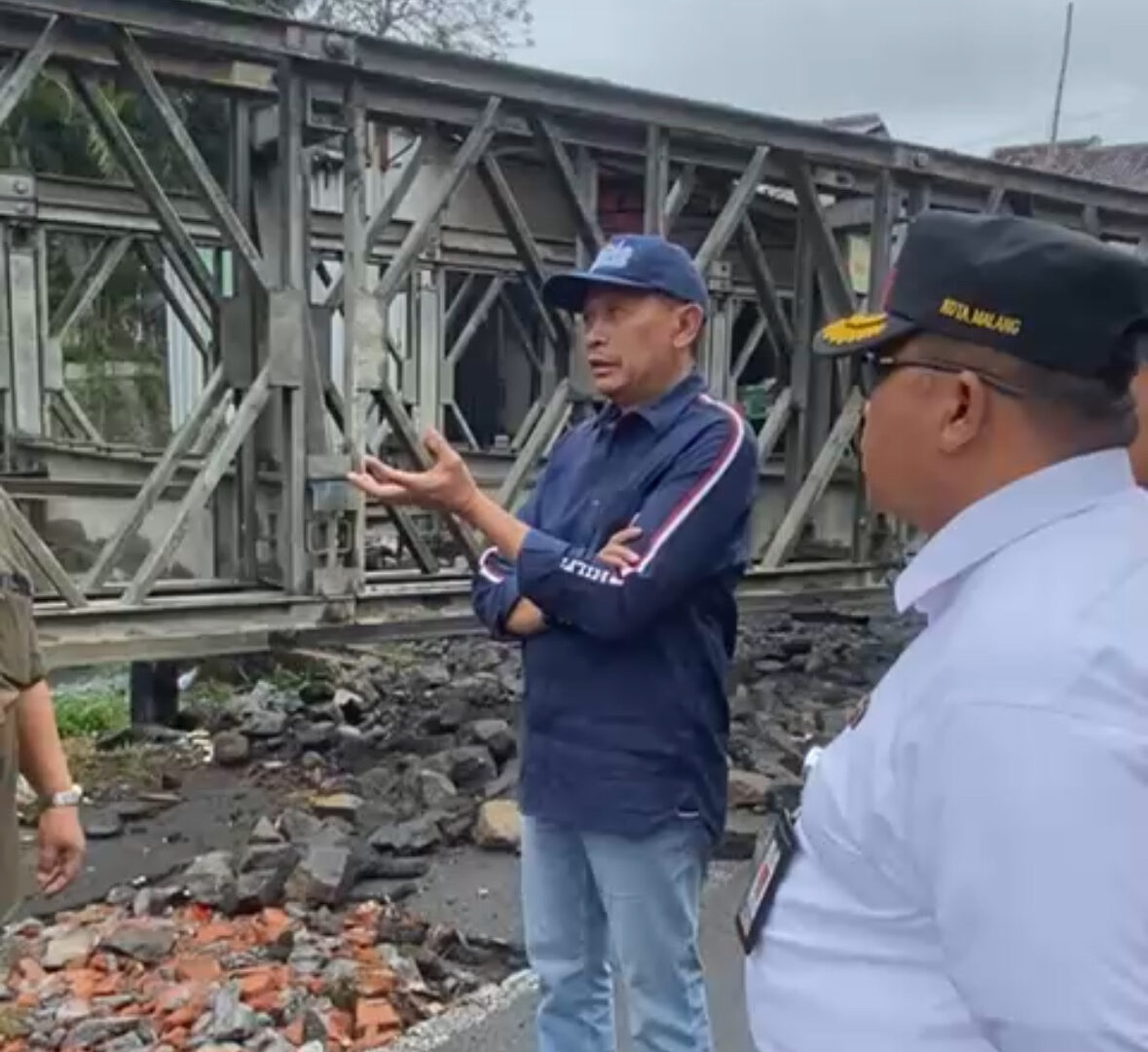 Wali Kota Malang Wahyu Hidayat Meninjau Progres Pemasangan Jembatan Bailey Di Kawasan Pandanwangi