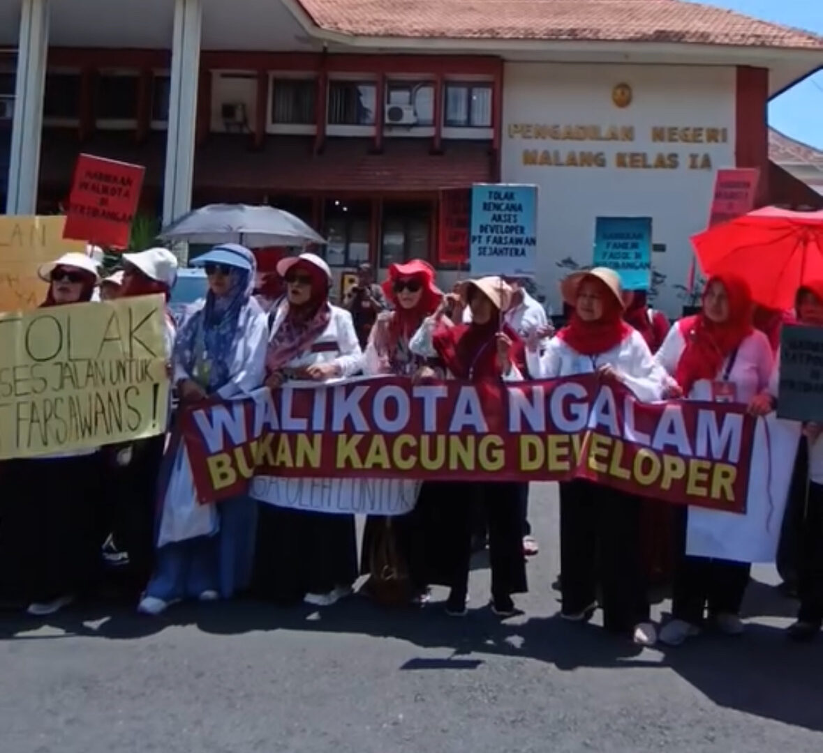 Warga Perum Griya Shanta Menggelar Aksi Damai Di Halaman PN Malang Sambil Menunggu Sidang Gugatan Class Action Atas Rencana Pembongkaran Tembok Jalan Tembus.