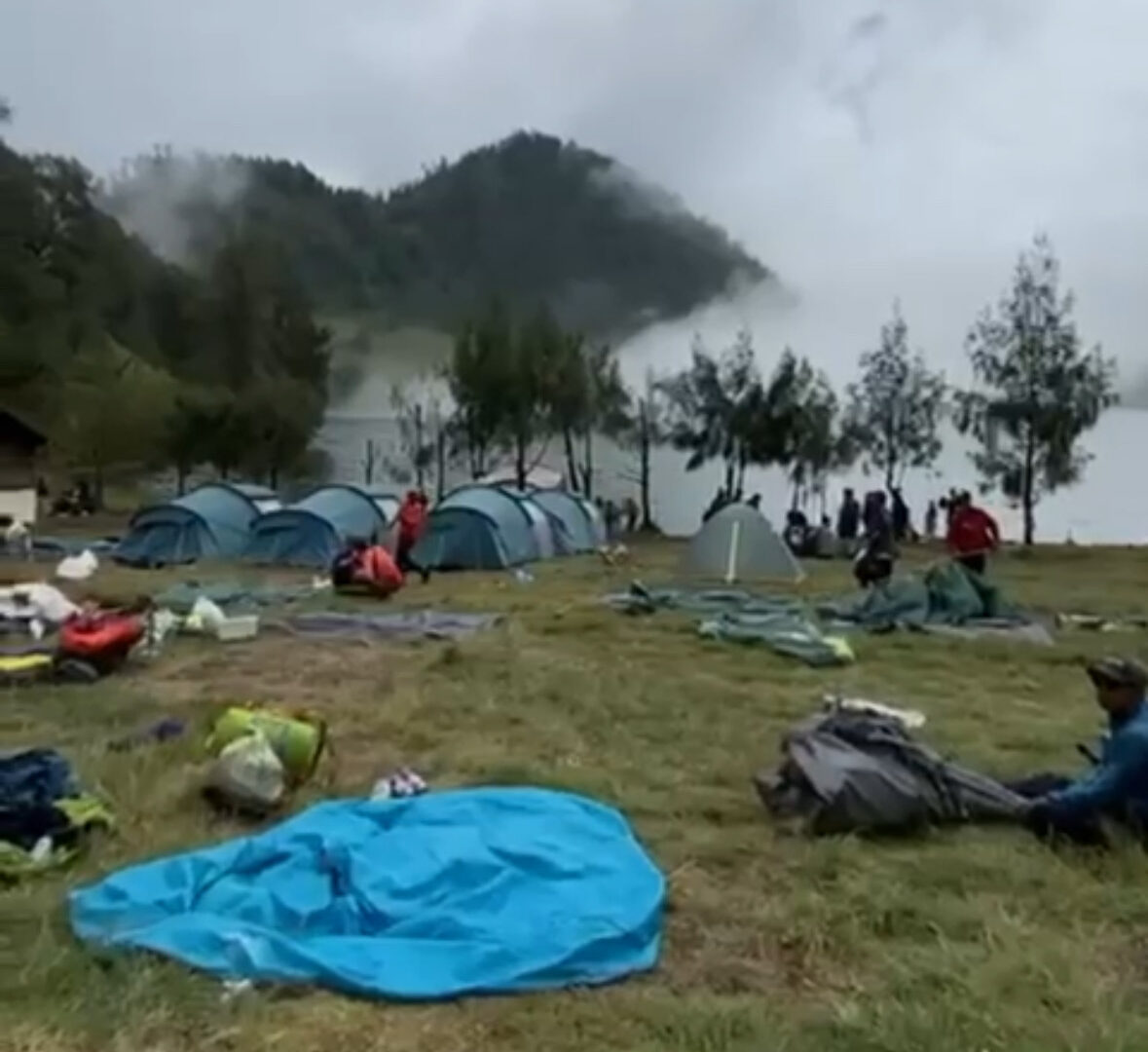 Proses Evakuasi Ratusan Pendaki Dari Ranu Kumbolo Akibat Erupsi Gunung Semeru, Kamis 20 November 2025