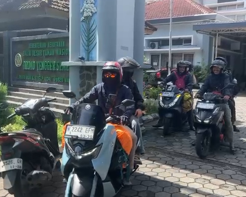 Rombongan Pendaki Asal Tangerang Tiba Di Kantor TNBTS Setelah Alihkan Tujuan Ke Ranu Regulo, Kamis (20/11/2025)