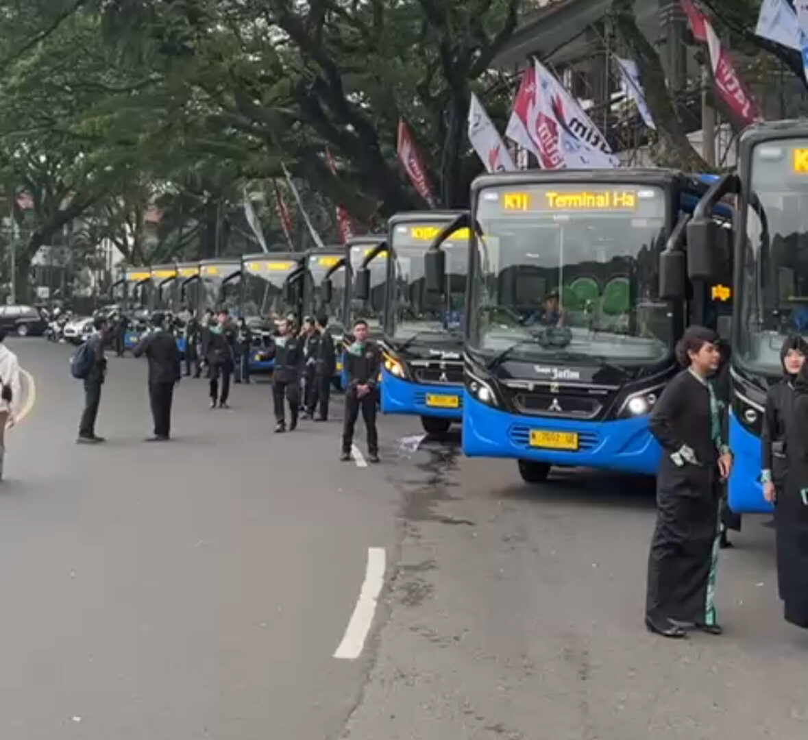 Bus Trans Jatim Koridor 8 Di Depan Balai Kota Malang, Kamis (20/11/2025)