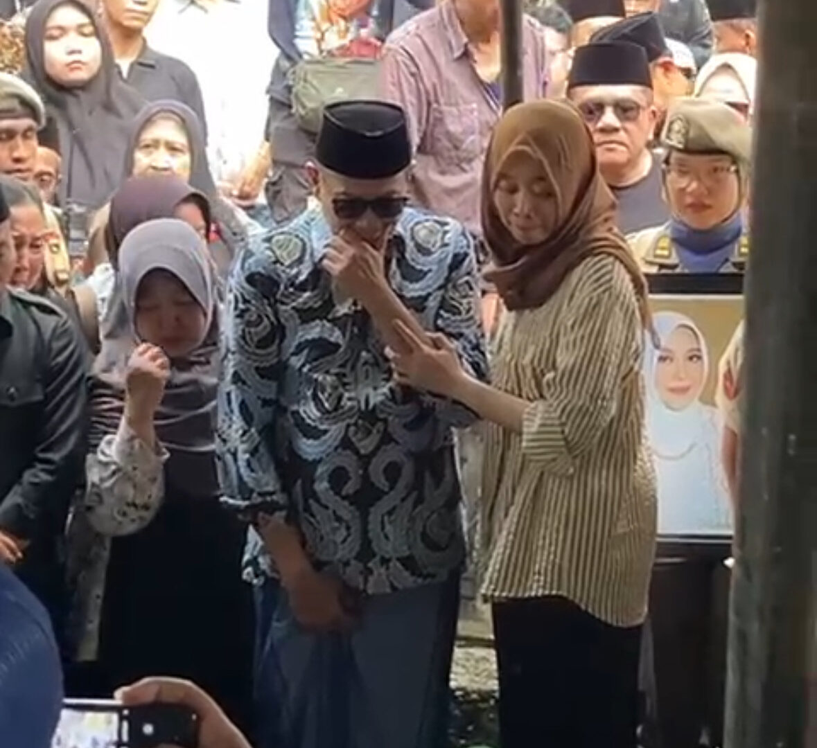 Wali Kota Malang Wahyu Hidayat Mengiringi Pemakaman Sang Istri Di TPU Kasin Bersama Keluarga Dan Pejabat Daerah.