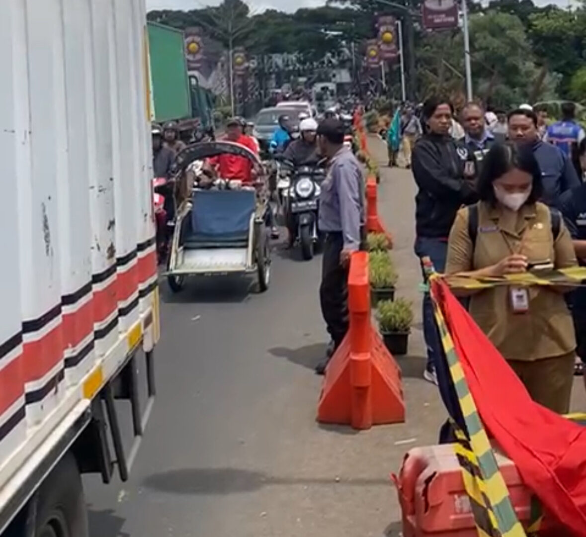 Kondisi Arus Lalu Lintas Di Lokasi Pasca Ambrolnya Jembatan Brantas