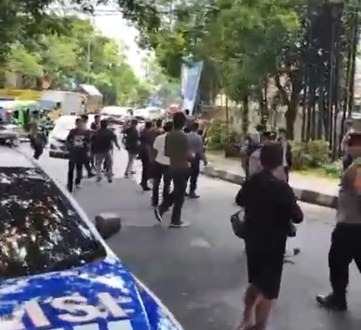Massa Aksi Demo Di Depan Pengadilan Negeri Malang Desak Pembongkaran Tembok Griya Shanta Yang Memicu Kemacetan