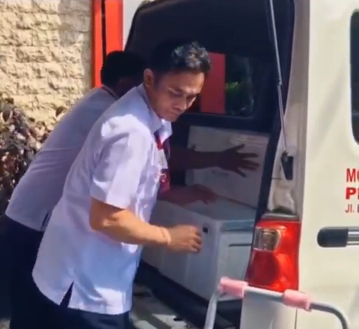 Pengemasan Kantong Darah Oleh Petugas PMI Kota Malang Sebelum Dikirim Ke Wilayah Bencana