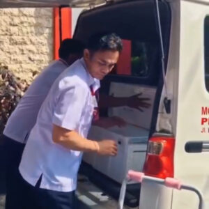 Pengemasan Kantong Darah Oleh Petugas PMI Kota Malang Sebelum Dikirim Ke Wilayah Bencana