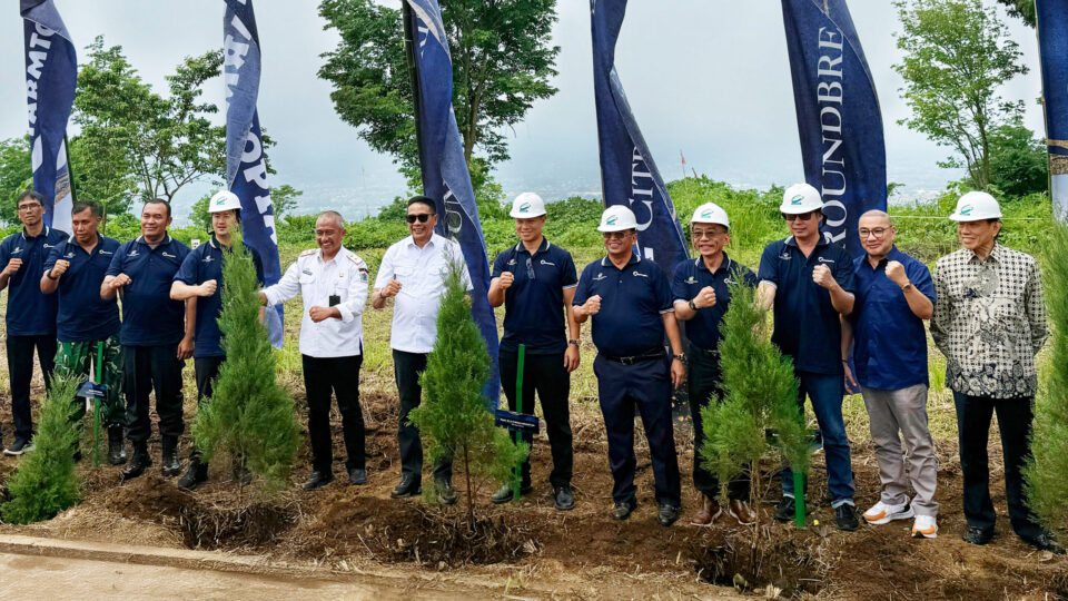 Wali Kota Malang Dan Direktur Dairyland Menanam Pohon Di Lokasi Farmtopia CitraGarden Malang