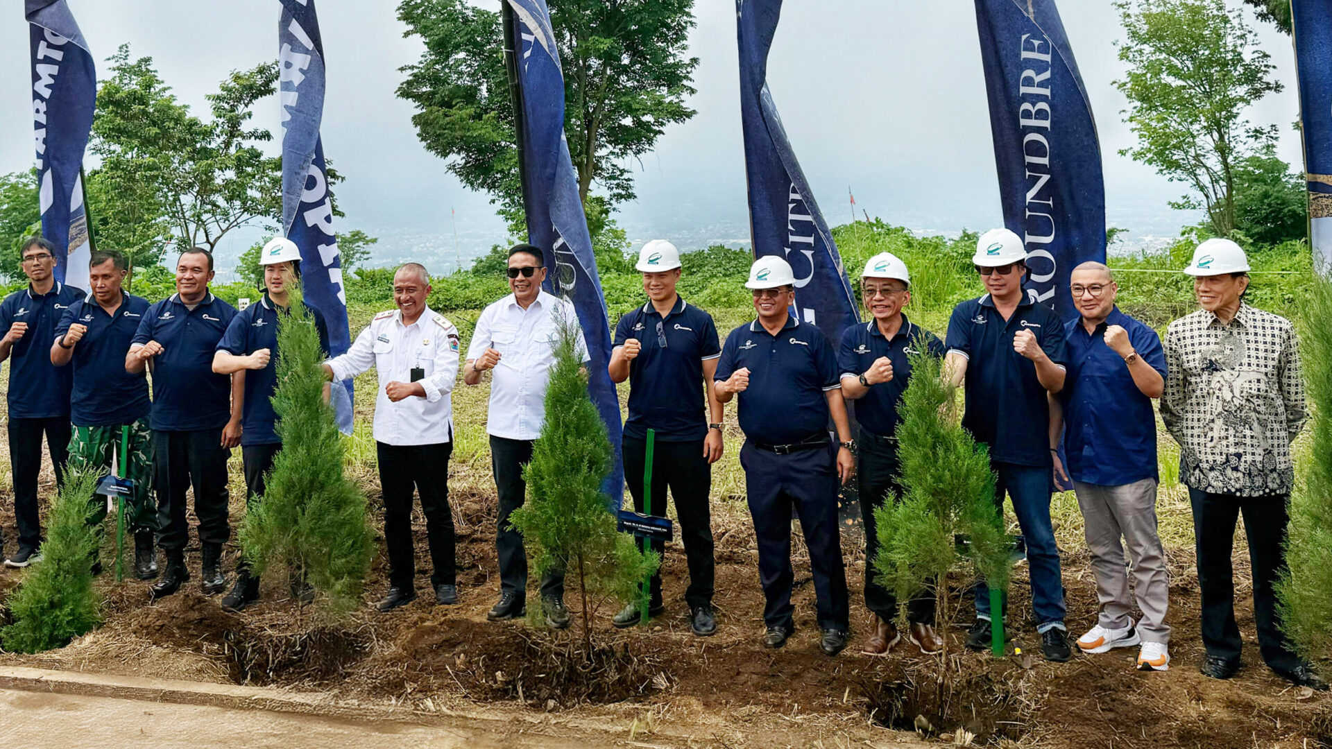 Wali Kota Malang Dan Direktur Dairyland Menanam Pohon Di Lokasi Farmtopia CitraGarden Malang