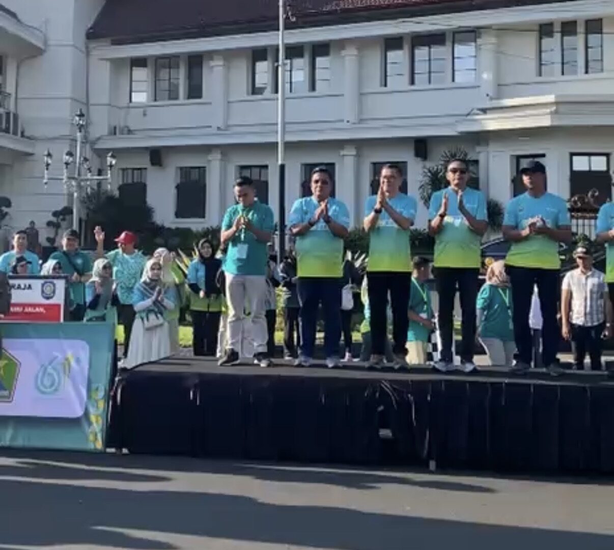 Wali Kota Malang Wahyu Hidayat Membuka Fun Walk Hari Kesehatan Nasional 2025