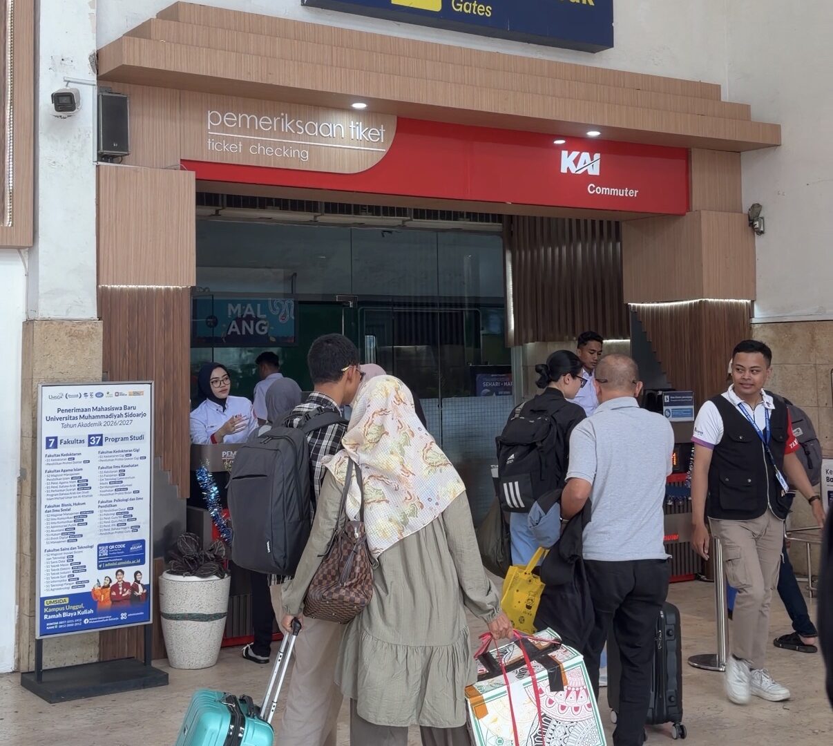 Penumpang Padati Stasiun Malang Saat Nataru 2025