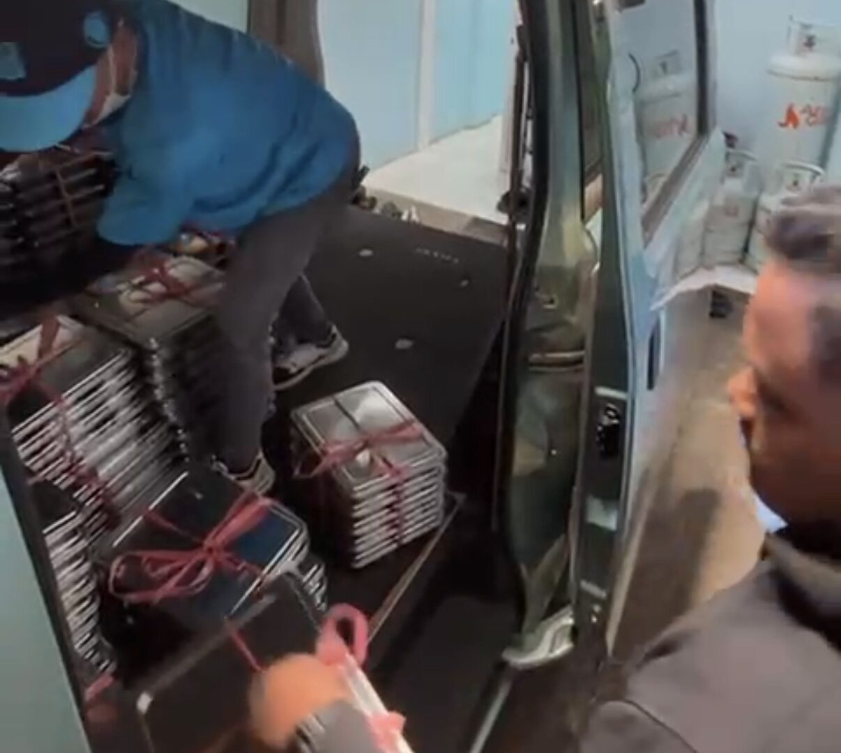 Ilustrasi Petugas Membagikan Paket MBG