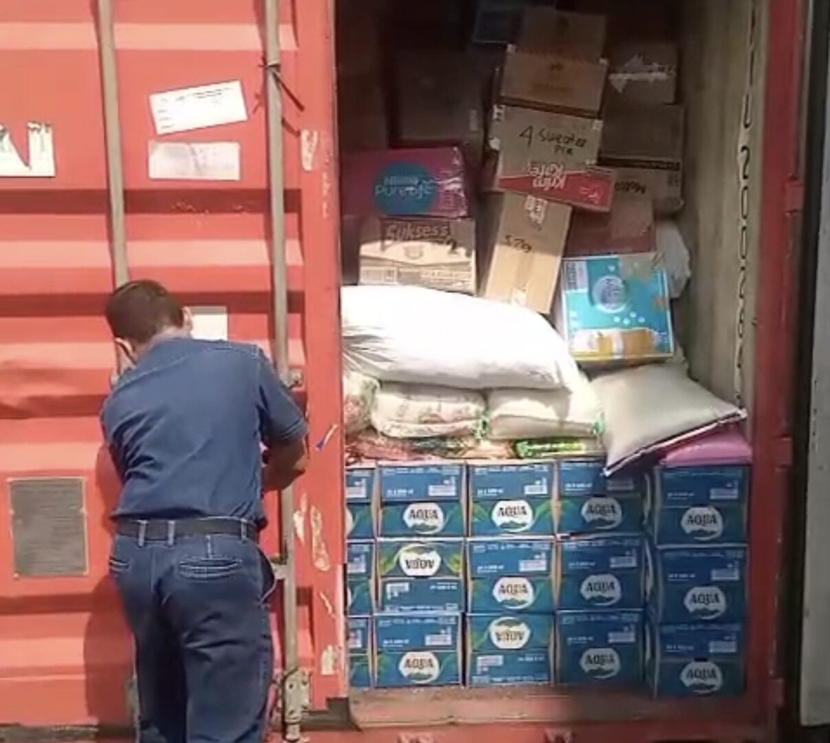 Relawan Posko Malang Bersatu Kirim Bantuan Ke Sumut Melalui Kontainer