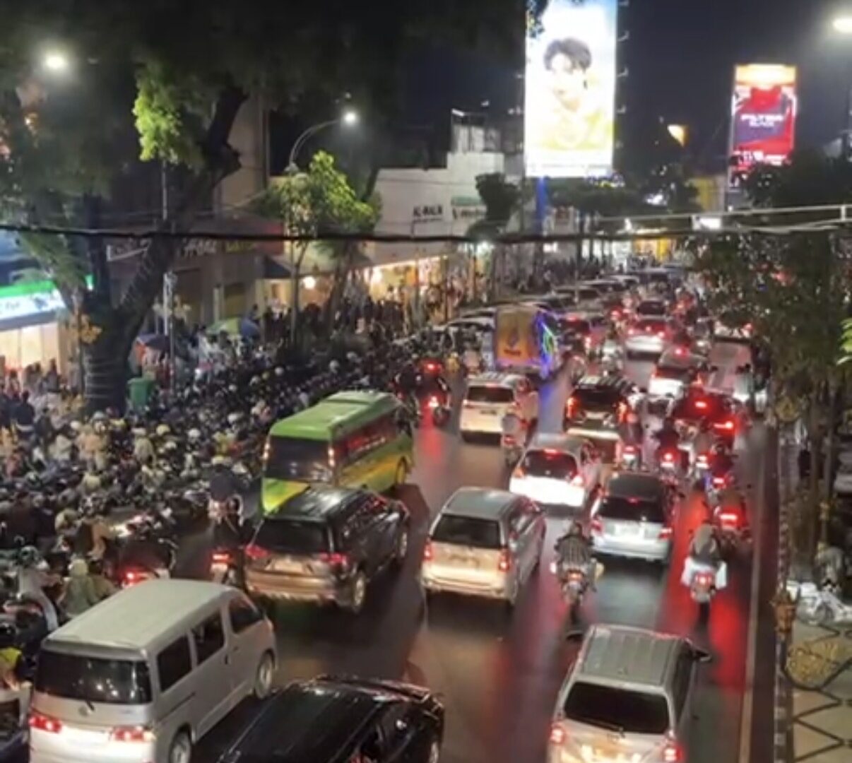 Keramaian Wisatawan Di Kawasan Kayutangan Malang Saat Malam Tahun Baru 2025/2026