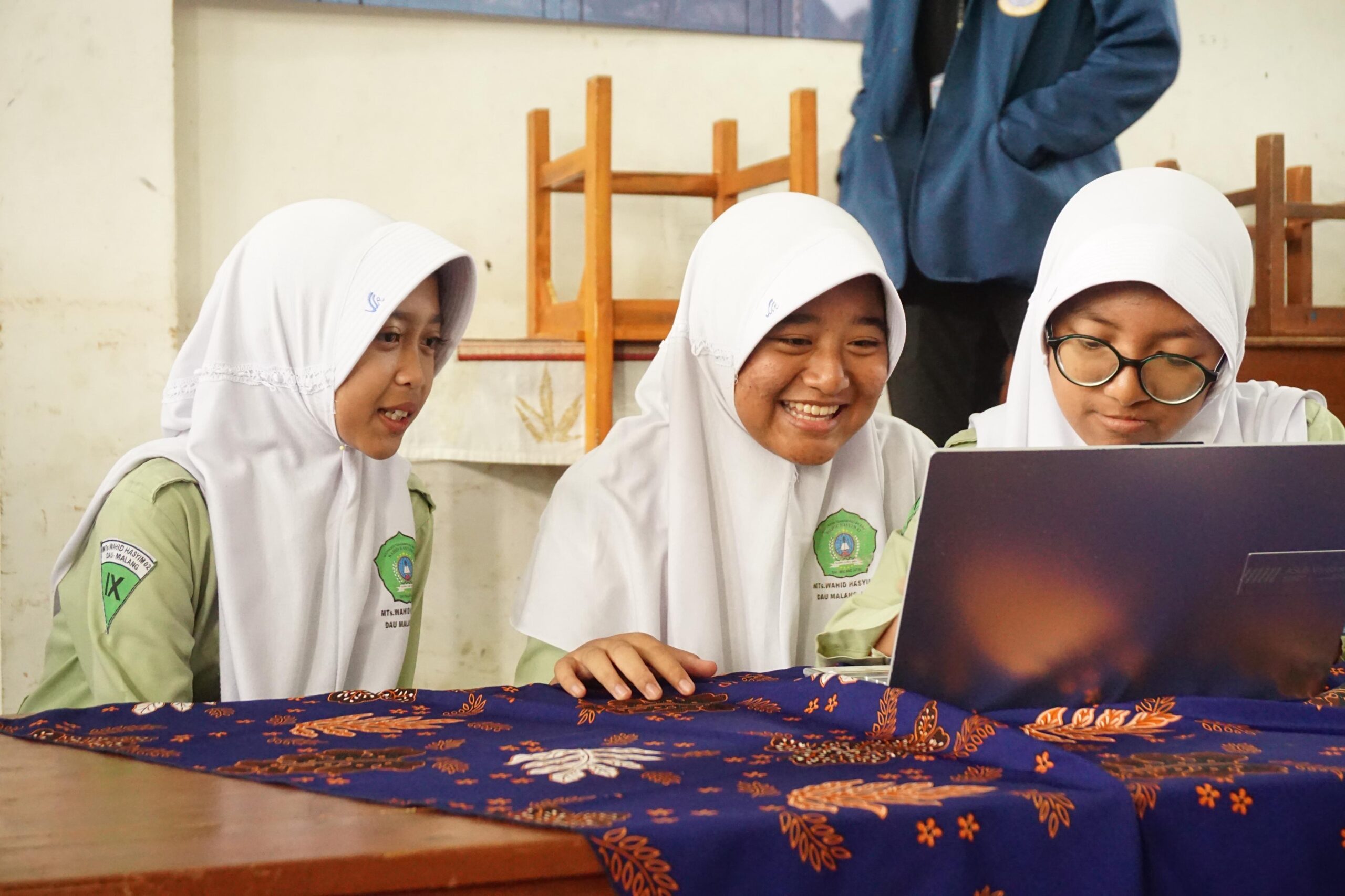 Siswa kelas IX praktik menyusun prompt AI di pelatihan Garda X Agip