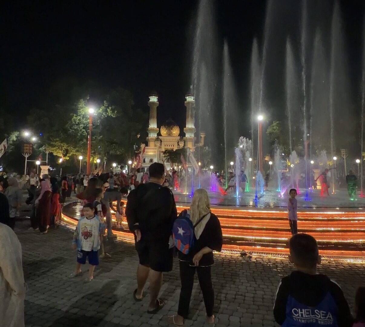 Suasana Malam Hari Di Alun-alun Merdeka Pasca Revitalisasi