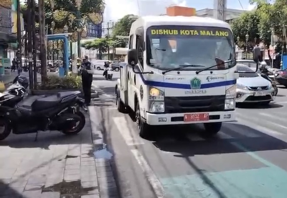 Petugas Dishub Malang Melakukan Sosialisai Larangan Parkir Roda 2 Di Koridor Kayutangan Heritage