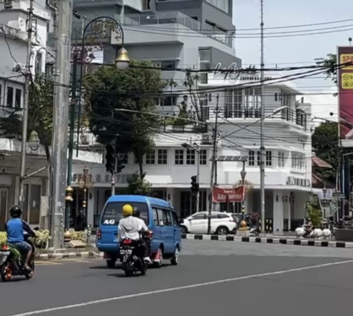 Kabel Udara Di Kawasan Kayutangan Yang Akan Ditanam Bawah Tanah
