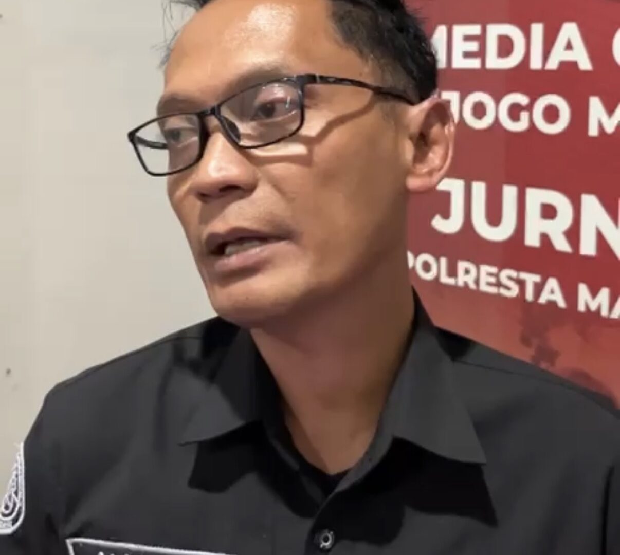 Ipda Yudi Risdiyanto Memberikan Keterangan Terkait Penetapan Tersangka Yai Mim Di Mapolresta Malang Kota