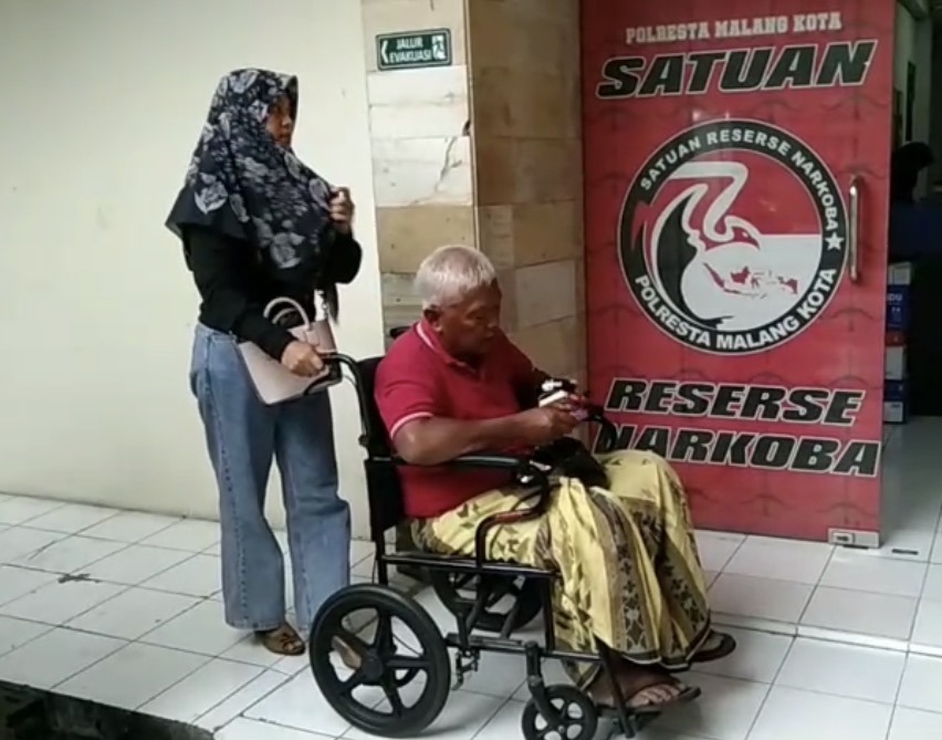 Yai Mim Didampingi Istri Saat Melapor Ke Polresta Malang Kota Dengan Kursi Roda