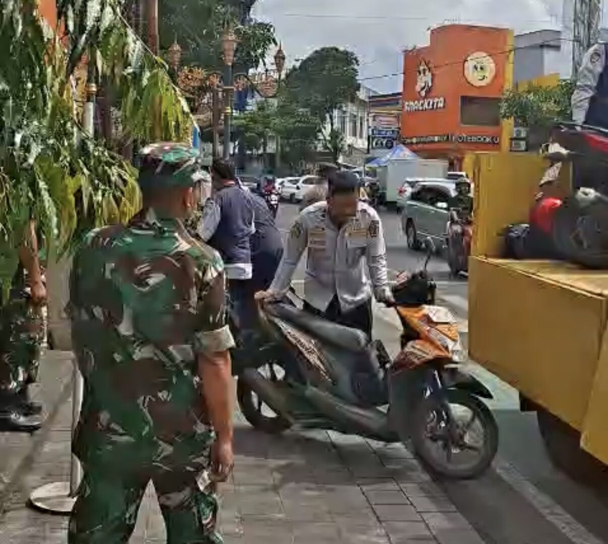 Petugas Dishub Malang Mengangkut Sepeda Motor Yang Parkir Sembarangan Di Jalan Kayutangan