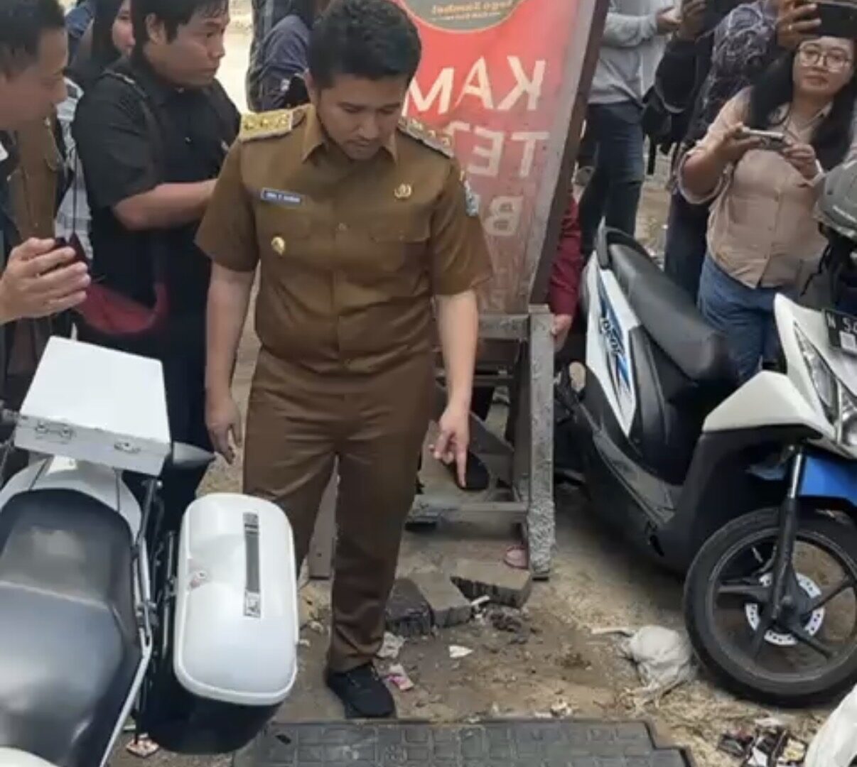 Wagub Jatim Emil Dardak Meninjau Proyek Drainase Suhat Malang