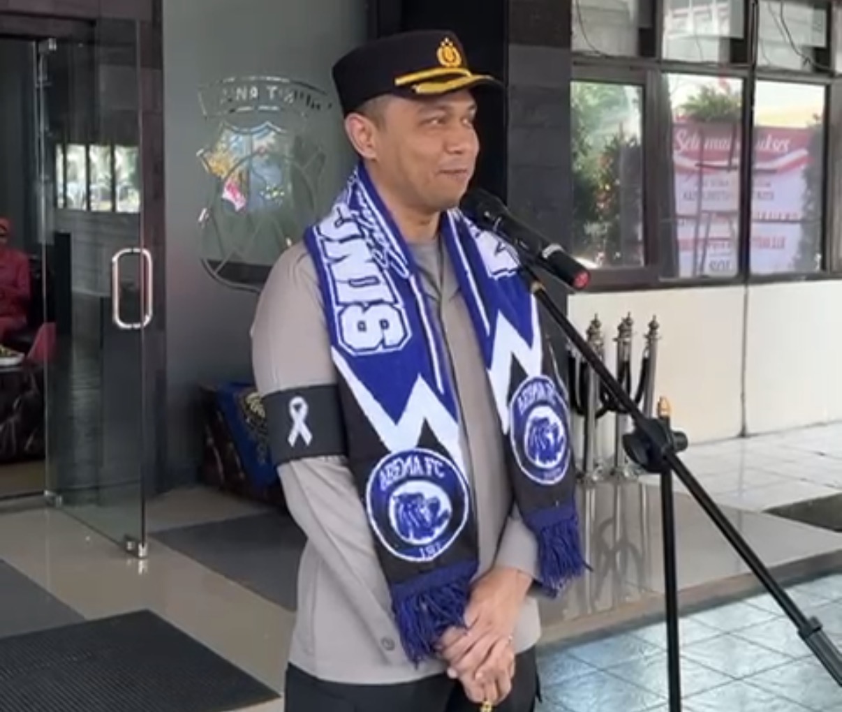Kapolresta Malang Putu Kholis Kenakan Pita Hitam Sebagai Simbol Solidaritas Tragedi Kanjuruhan