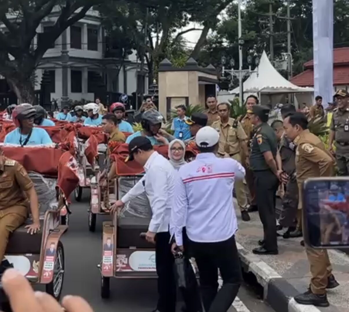 Petugas Menyerahkan Becak Listrik Kepada Pengemudi Di Balai Kota Malang, Bagian Dari Program Distribusi Nasional 2025–2027.