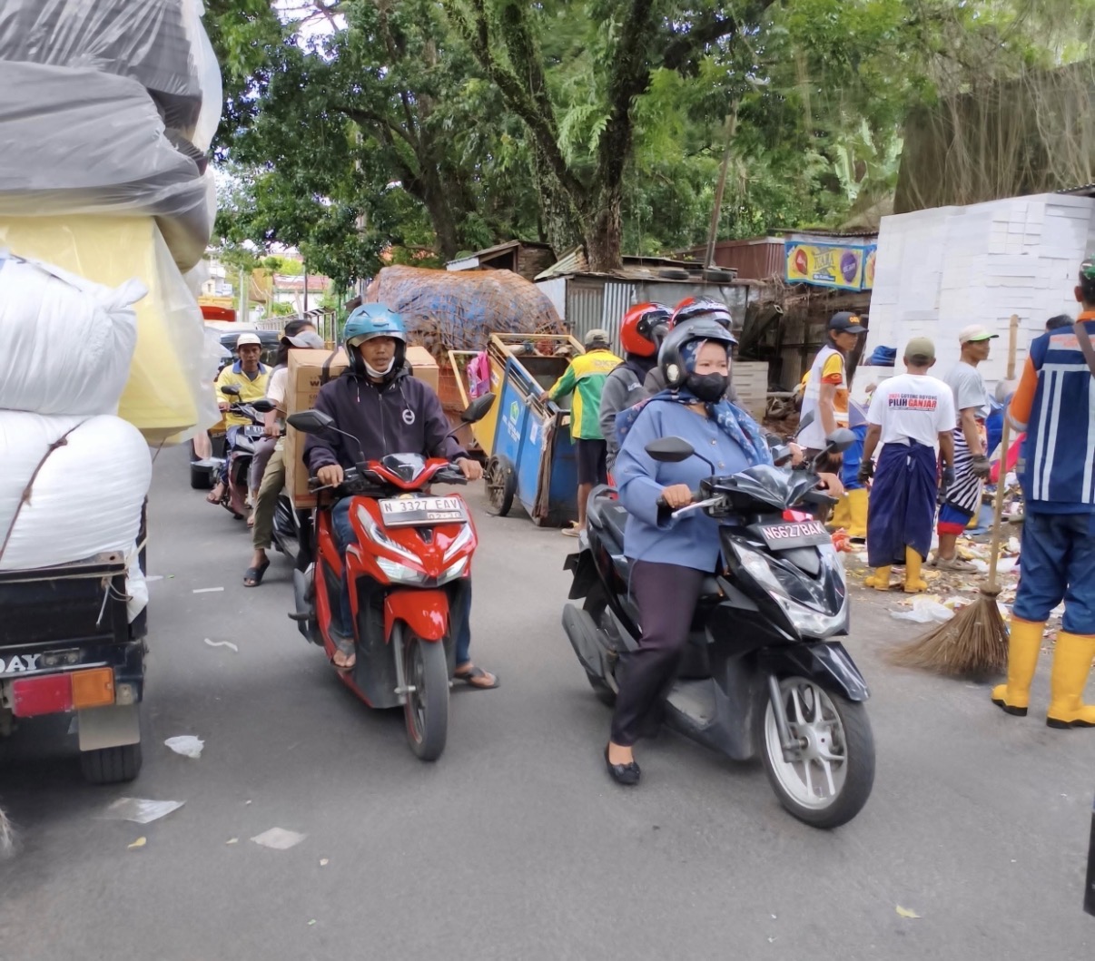 Sampah Di Tepi Jembatan Muharto Kota Malang