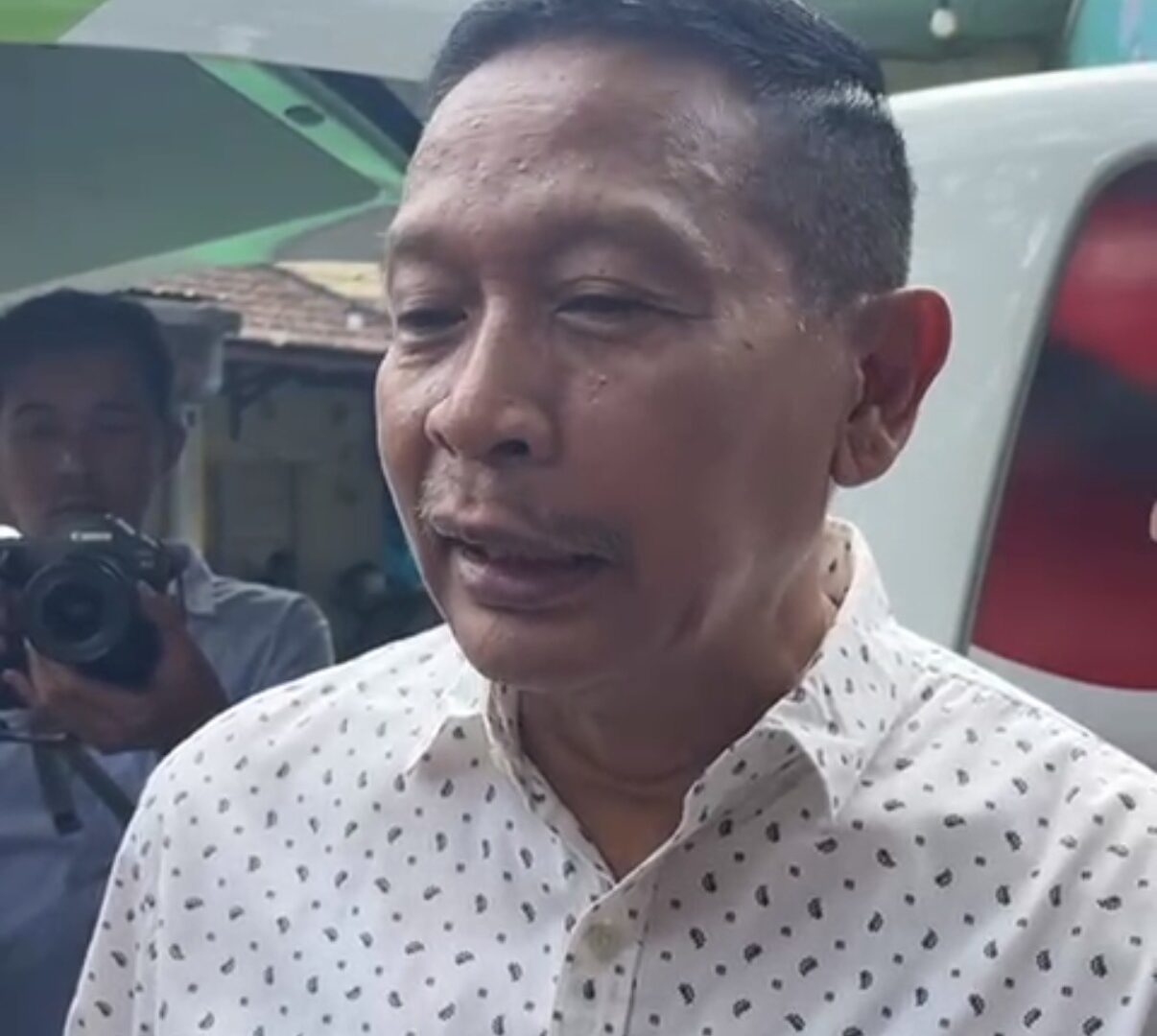 Wali Kota Malang Wahyu Hidayat Memberi Keterangan Kepada Media Mengenai Penghijauan Usai Proyek Drainase Suhat Selesai