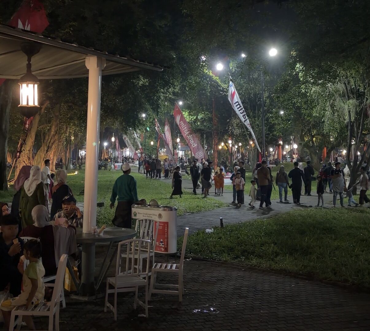 Pengunjung Padati Alun-alun Merdeka Malang Usai Dibuka Kembali