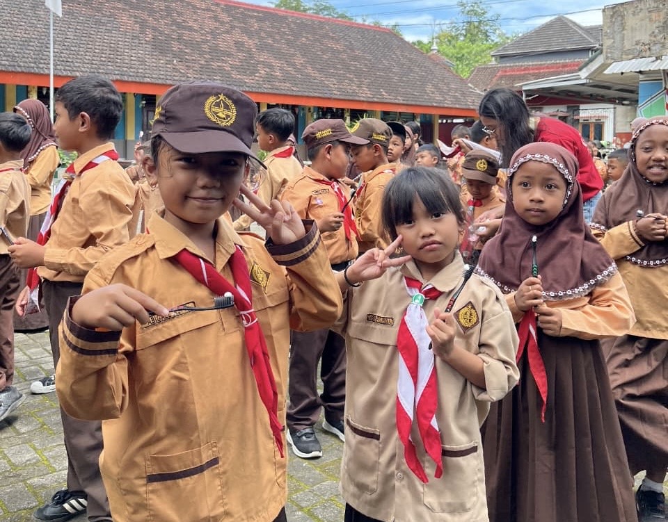Siswa SDN Kucur Praktik Menggosok Gigi Bersama Panitia BEM UNAIR