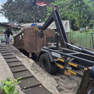 Petugas DLH Kota Malang Saat Menangani Kontainer Sampah Yang Sempat Viral Di Pinggir Jalan Wahidin, Celaket, Usai Rusak Karena Truk Pengangkut Bermasalah.
