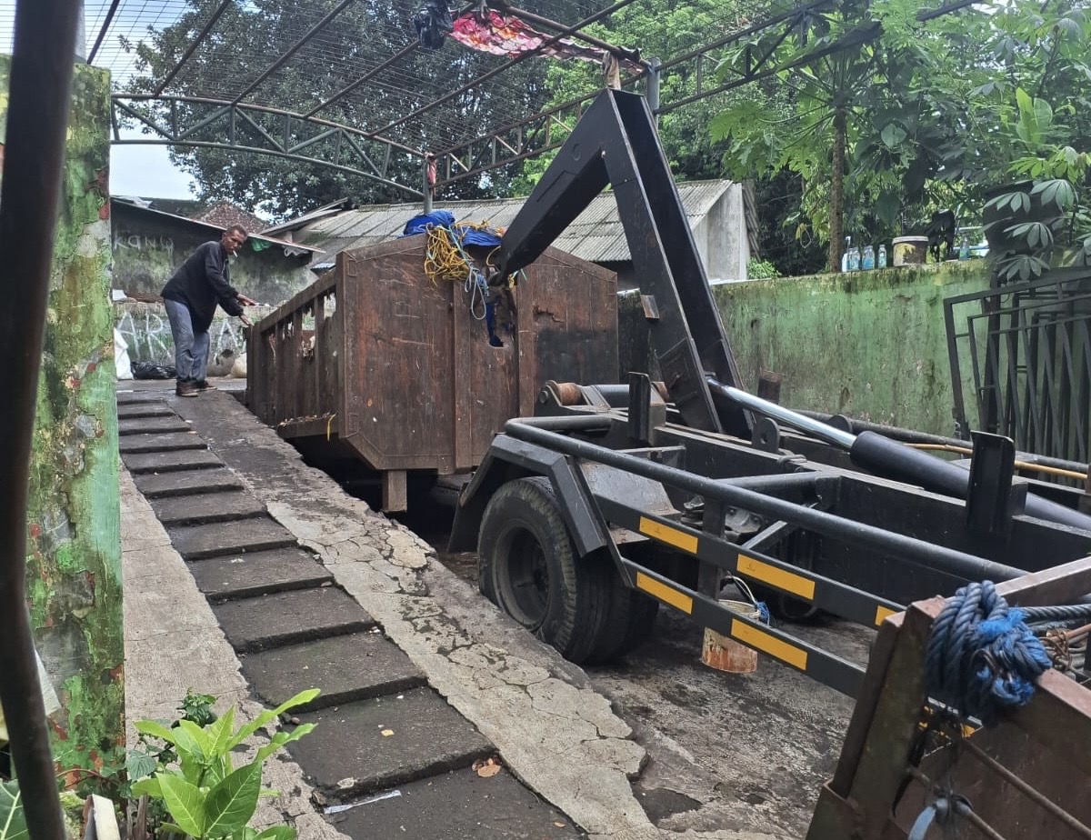 Petugas DLH Kota Malang Saat Menangani Kontainer Sampah Yang Sempat Viral Di Pinggir Jalan Wahidin, Celaket, Usai Rusak Karena Truk Pengangkut Bermasalah.