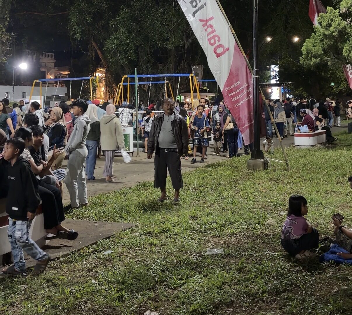 Keramaian Pengunjung Di Playground Alun-alun Merdeka Pasca Revitalisasi
