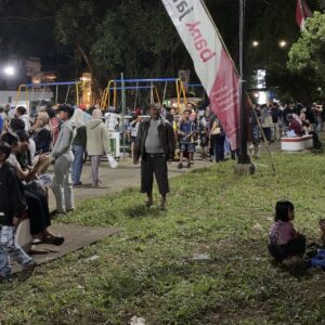 Keramaian Pengunjung Di Playground Alun-alun Merdeka Pasca Revitalisasi