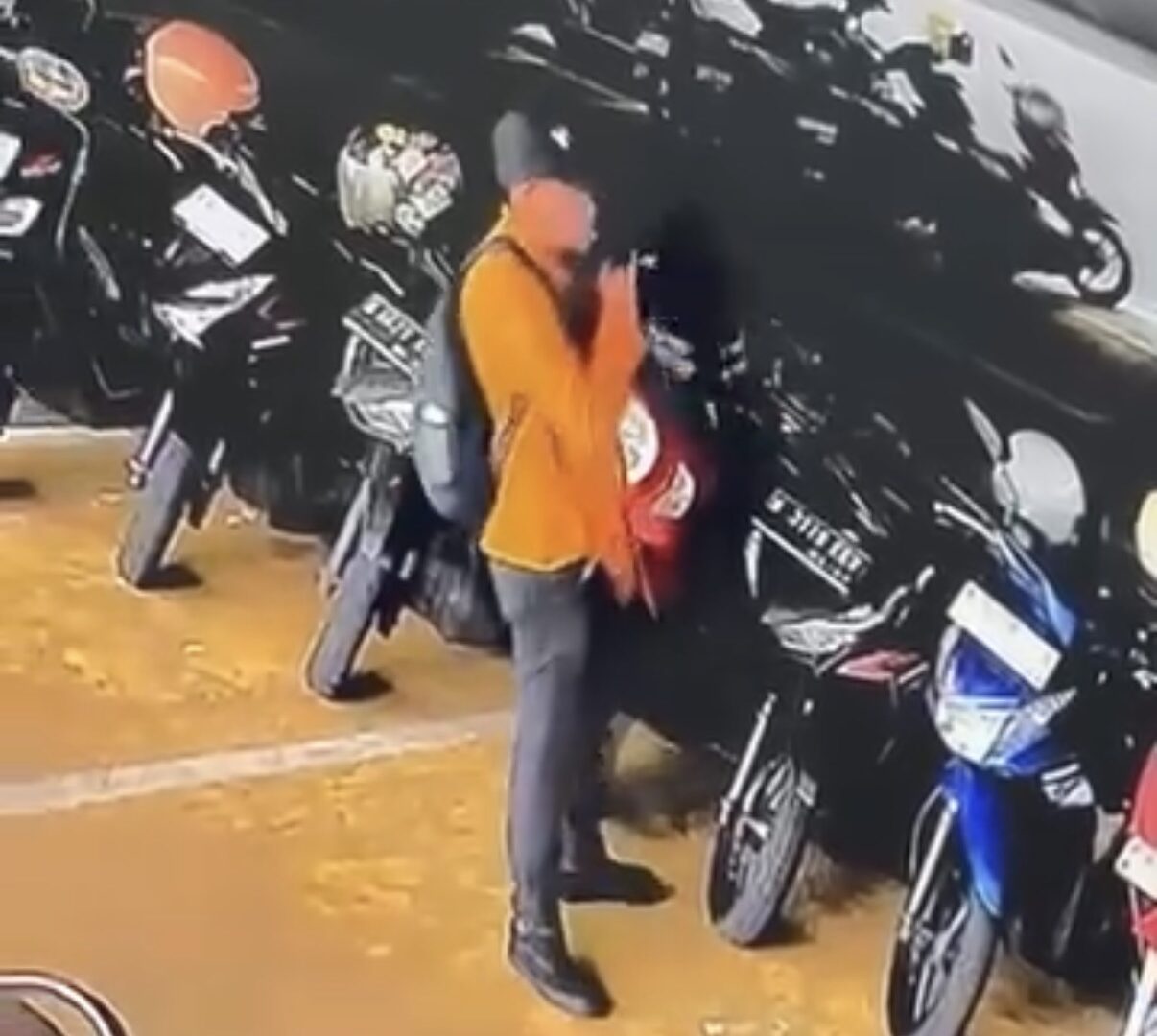 Tangkapan CCTV Pencurian Helm Di Parkir Kayutangan Malang