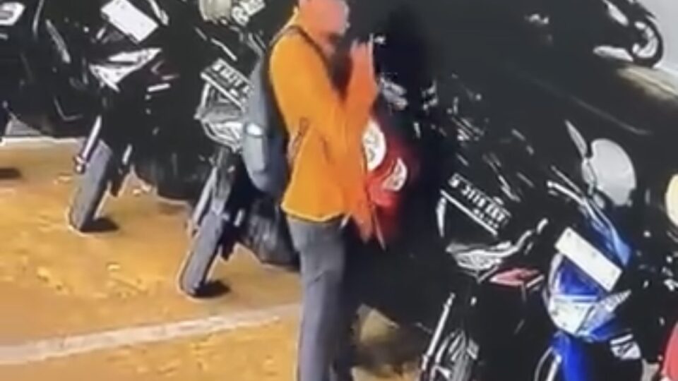 Tangkapan CCTV Pencurian Helm Di Parkir Kayutangan Malang