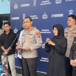 Kapolresta Malang Kombes Pol Putu Kholis Memberikan Keterangan Pers Kepada Awak Media