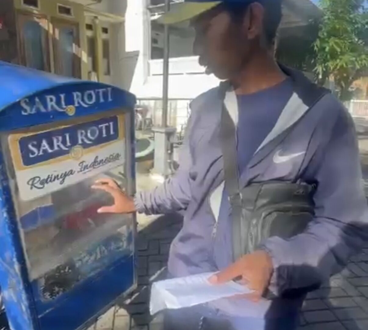 Salah Satu Pedagang Kecil Di Sekitar Permata Jingga Kota Malang Yang Mengeluhkan Retribusi Harian Yang Dibebankan RW Setempat.
