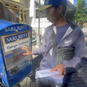 Salah Satu Pedagang Kecil Di Sekitar Permata Jingga Kota Malang Yang Mengeluhkan Retribusi Harian Yang Dibebankan RW Setempat.