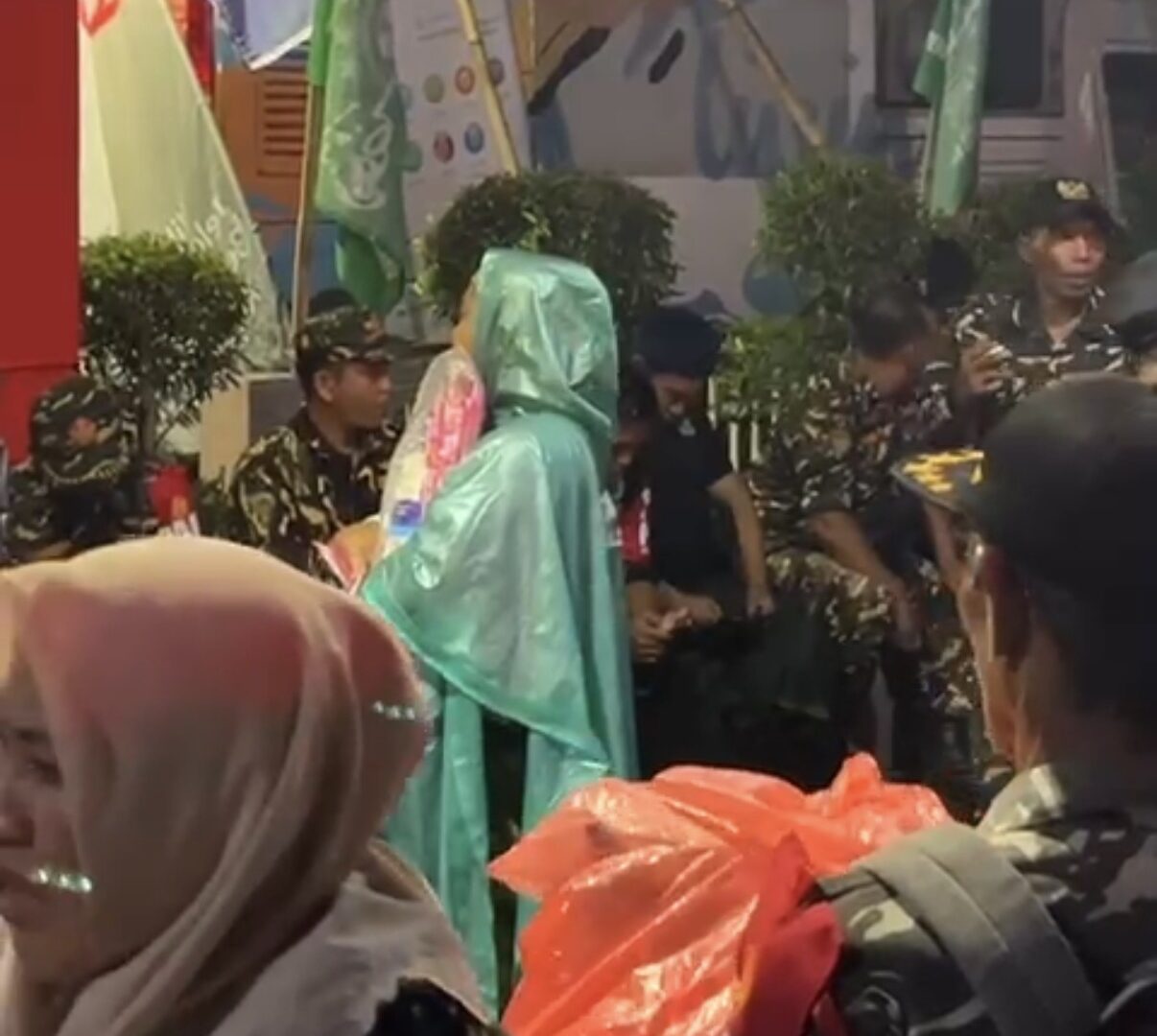 Penjual Mantel Kresek Melayani Jemaah Di Sekitar Stadion Gajayana Saat Hujan Jelang Mujahadah Kubro 1 Abad NU