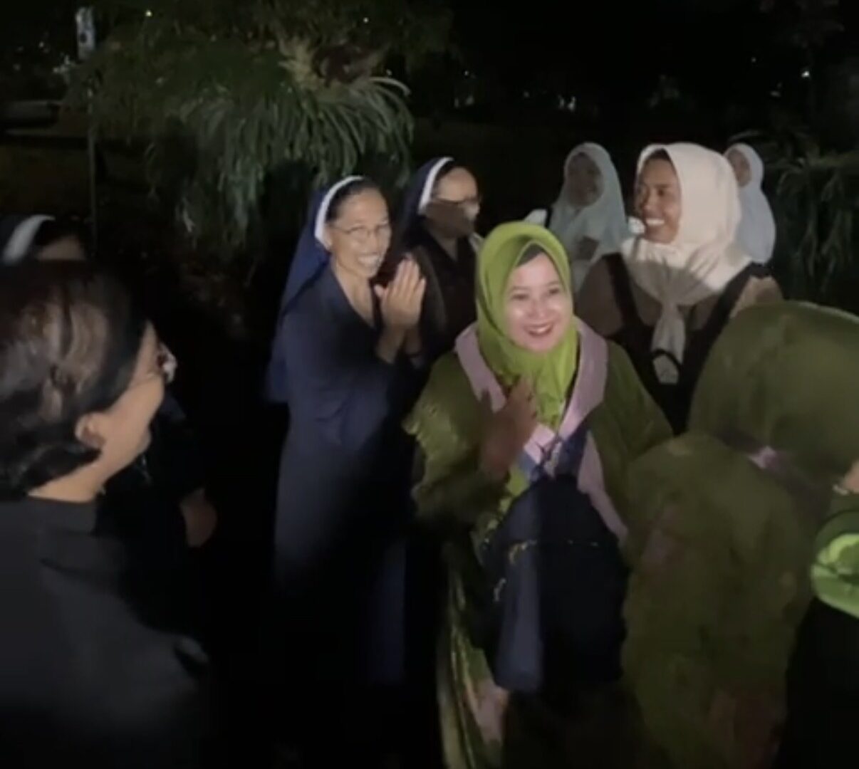 Biarawati GKJW Menyambut Jemaah Nahdlatul Ulama Yang Transit Menjelang Mujahadah Kubro 1 Abad NU Di Malang