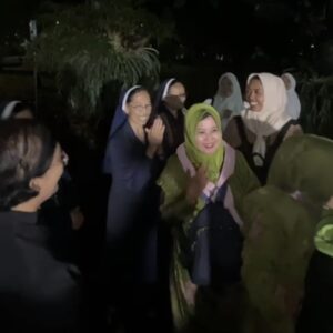 Biarawati GKJW Menyambut Jemaah Nahdlatul Ulama Yang Transit Menjelang Mujahadah Kubro 1 Abad NU Di Malang