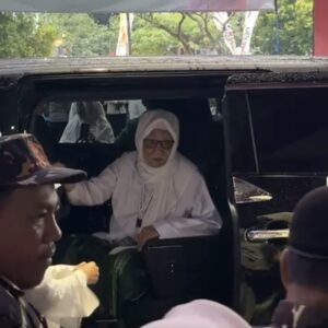 KH Anwar Manshur Tiba Di Stadion Gajayana Untuk Acara Mujahadah Kubro 1 Abad NU