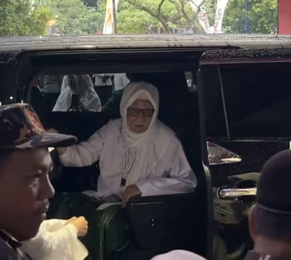 KH Anwar Manshur Tiba Di Stadion Gajayana Untuk Acara Mujahadah Kubro 1 Abad NU